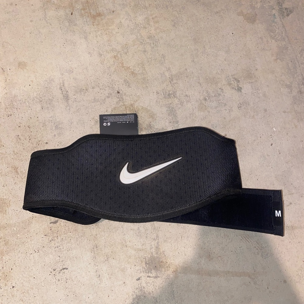 New Nike strength lifting belt size m